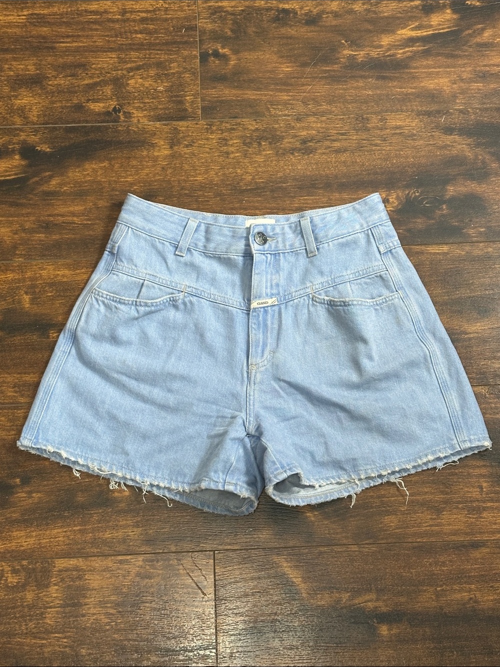 CLOSED Italy Light Blue Raw Hem Denim Shorts Sz 27 💙✨